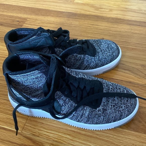 Nike Women’s Gray and Black Air Force Sneakers Size 7.5 - Picture 3 of 8